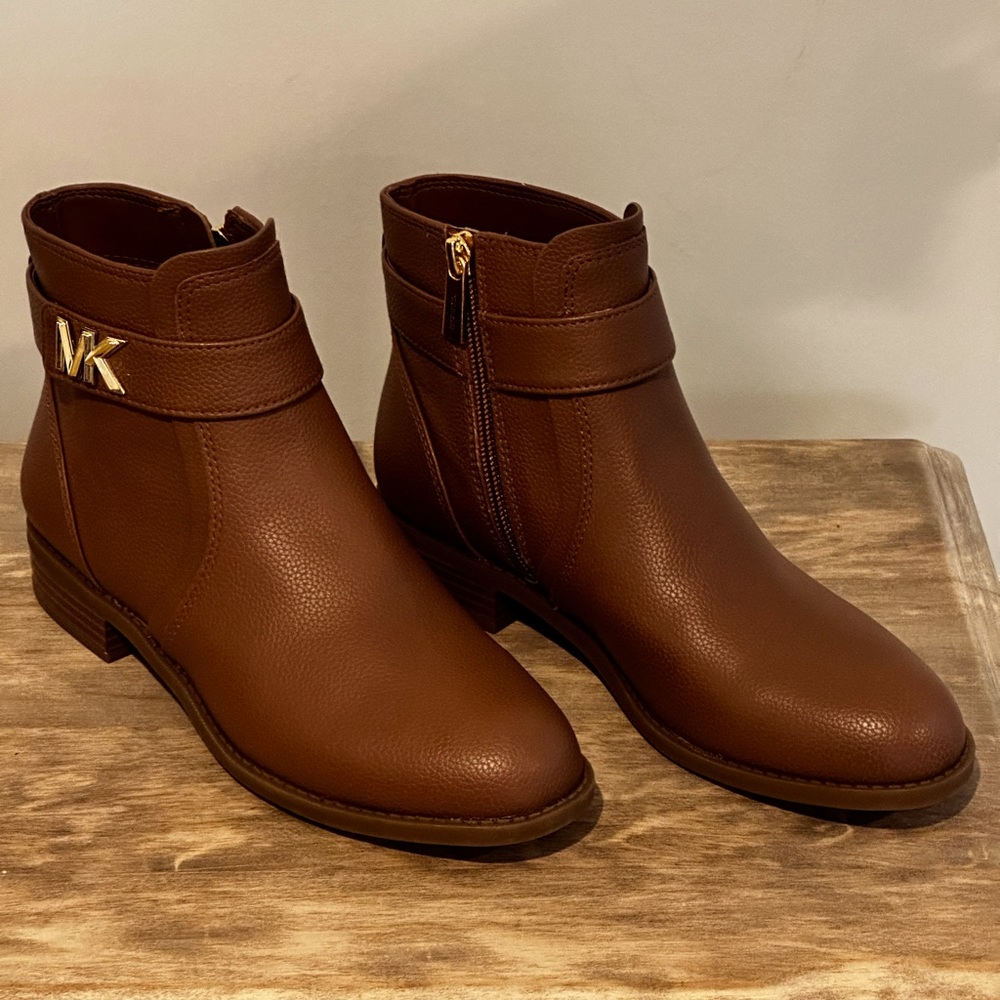 MICHAEL Michael Kors size 6 ankle boots in Camal